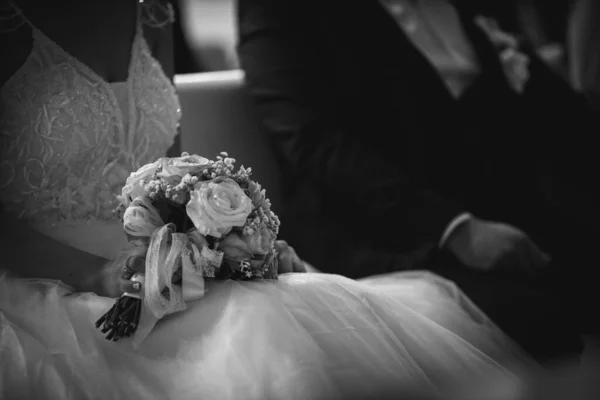 Tiro Preto Branco Incrível Noiva Sentado Igreja Casamento Aniversário — Fotografia de Stock