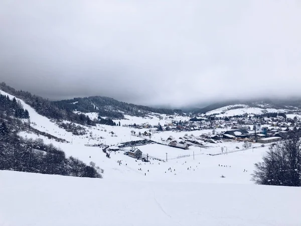 Nahaufnahme Eines Wintersportortes Bei Nebligem Wetter — Stockfoto