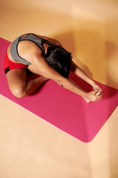 Una Giovane Donna Sportiva Che Pratica Yoga Tappeto Rosa — Foto Stock