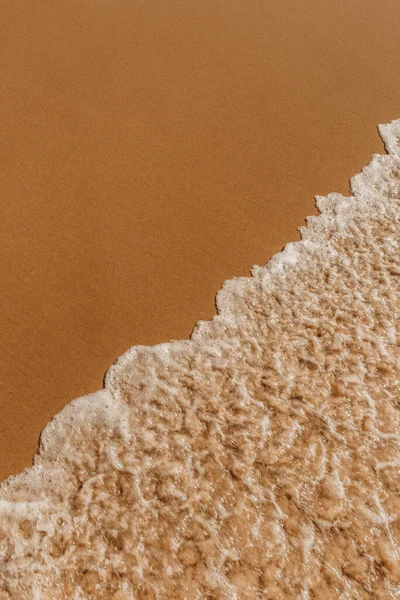 Kumlu Bir Sahile Vuran Köpük Dalgalarının Üst Görüntüsü — Stok fotoğraf