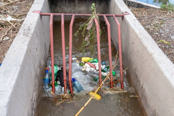 Primer Plano Contaminación Del Canal Agua Riego Argentina — Foto de Stock