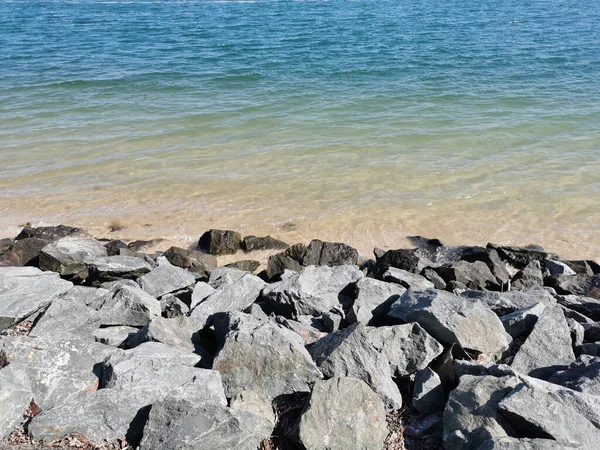 Primer Plano Grandes Piedras Apiladas Costa Paisaje Acuático Fondo —  Fotos de Stock