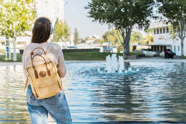 Uma Visão Traseira Uma Jovem Com Uma Mochila Café Fones — Fotografia de Stock