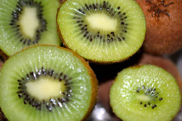 Zbliżenie Stosu Ciętych Owoców Kiwi — Zdjęcie stockowe