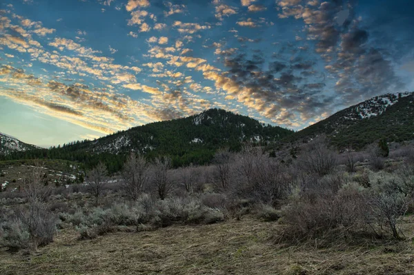 Hermoso Paisaje Rural Bajo Cielo Nublado — Foto de Stock