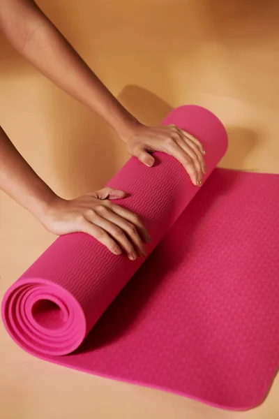Primer Plano Una Mujer Rodando Colchoneta Fitness Después Yoga — Foto de Stock