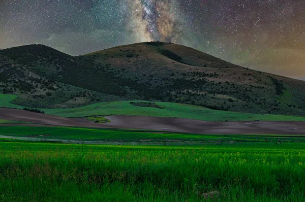 Uma Bela Vista Colinas Sob Céu Estrelado — Fotografia de Stock