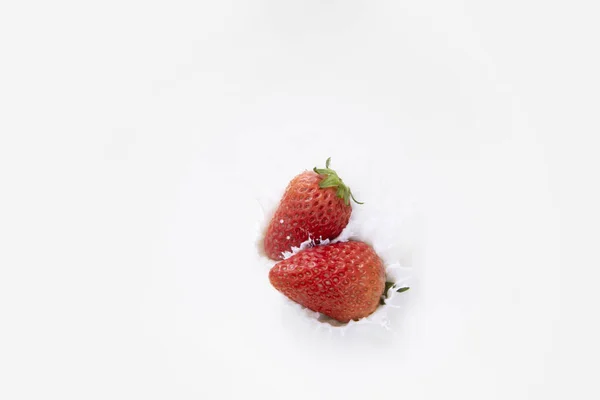 Een Hoge Hoek Shot Van Aardbeien Drijvend Een Kom Vol — Stockfoto
