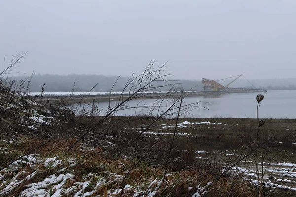 Shot Beautiful Foggy Lake Sea Snow Covered Coast Daytime — Stock Photo, Image