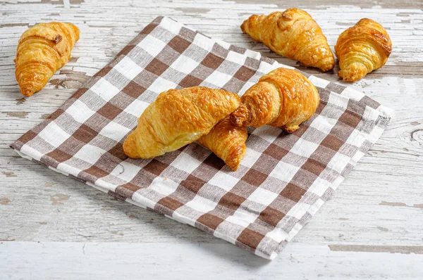 Primer Plano Croissants Recién Horneados Una Toalla Cuadros —  Fotos de Stock