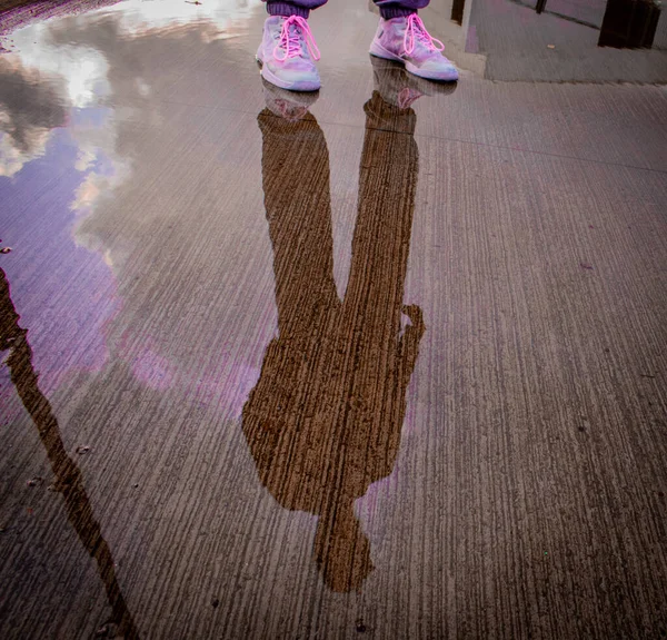 Красивий Знімок Тіні Людини Штормові Хмари Відображаються Воді — стокове фото