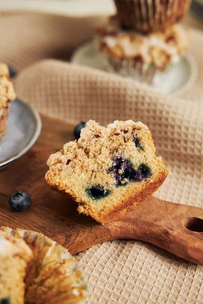 Vertikální Záběr Lahodných Veganských Borůvkových Muffinů Zdobeném Stole — Stock fotografie