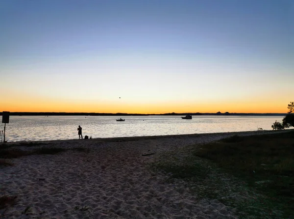 Знімок Чоловіка Силуети Човнів Тлі Сцени Заходу Сонця Над Озером — стокове фото