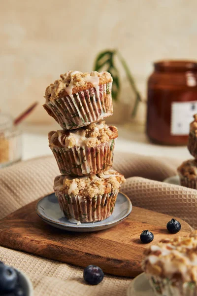 Tiro Vertical Deliciosos Muffins Mirtilo Vegan Uma Mesa Decorada — Fotografia de Stock