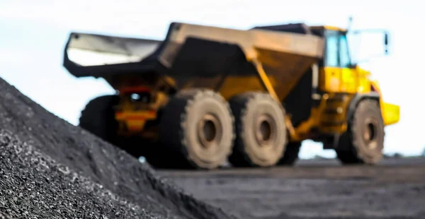 Uma Indústria Mineração Manganês Céu Aberto Fundo Turvo Uma Máquina — Fotografia de Stock