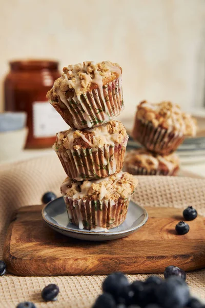 Tiro Vertical Deliciosos Muffins Mirtilo Vegan Uma Mesa Decorada — Fotografia de Stock