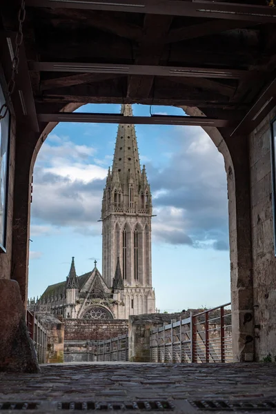 Plano Vertical Una Torre Iglesia Caen Francia — Foto de Stock