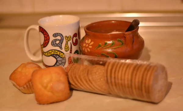 テーブルの上のカップにクッキー マフィン チョコレートミルクの高角度ショット — ストック写真