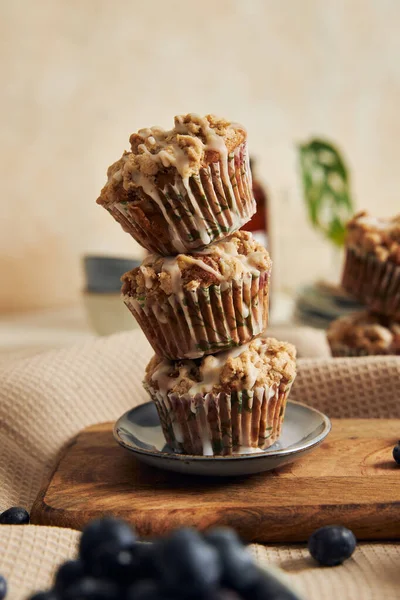 Vertikální Záběr Lahodných Veganských Borůvkových Muffinů Zdobeném Stole — Stock fotografie