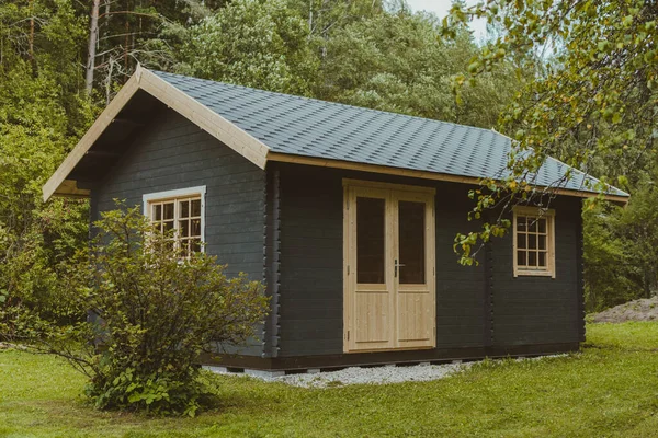 Una Casa Campo Rodeado Árboles Letonia — Foto de Stock