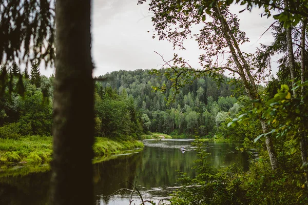 Couple Sur Bateau Dans Une Rivière Reflétant Les Arbres Dans — Photo