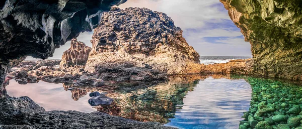 Una Hermosa Vista Acantilados Rocosos Que Reflejan Mar Bajo Cielo —  Fotos de Stock