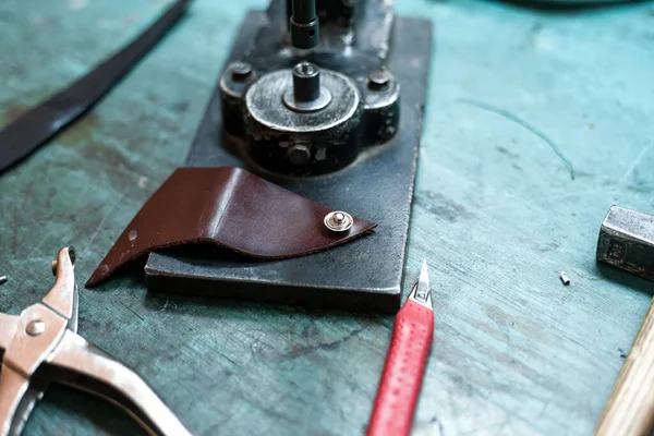 Een Close Shot Van Lederen Gereedschappen Een Handwerktafel — Stockfoto