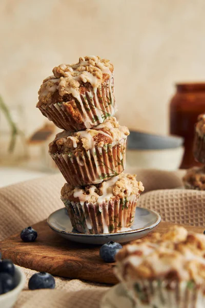 Vertikální Záběr Lahodných Veganských Borůvkových Muffinů Zdobeném Stole — Stock fotografie