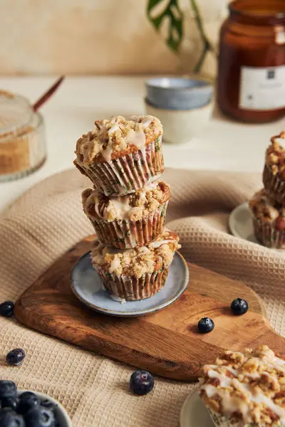 Vertikální Záběr Lahodných Veganských Borůvkových Muffinů Zdobeném Stole — Stock fotografie