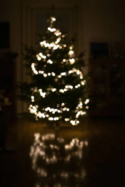 Tiro Borrado Uma Árvore Natal Iluminada — Fotografia de Stock