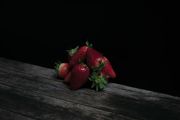 Primer Plano Fresas Una Sobre Otra Superficie Madera —  Fotos de Stock