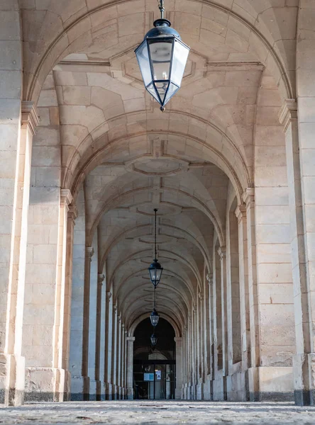 法国卡昂古建筑细节的垂直截图 — 图库照片