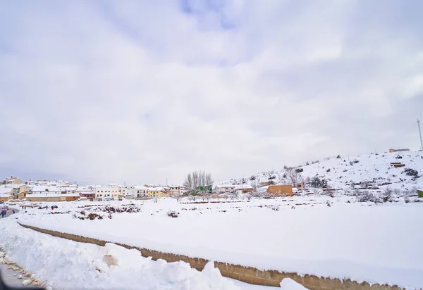 Eine Wunderschöne Winterlandschaft Mit Blattlosen Bäumen Und Schneebedeckten Gebäuden Unter — Stockfoto
