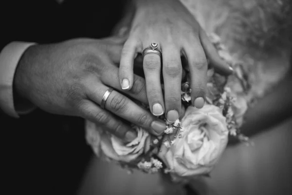 新郎新娘手的一张黑白照片 展示了他们的结婚戒指 结婚周年纪念日 — 图库照片