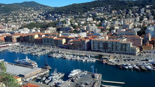 Colpo Aereo Una Bella Città Vicino Porto Con Barche — Foto Stock