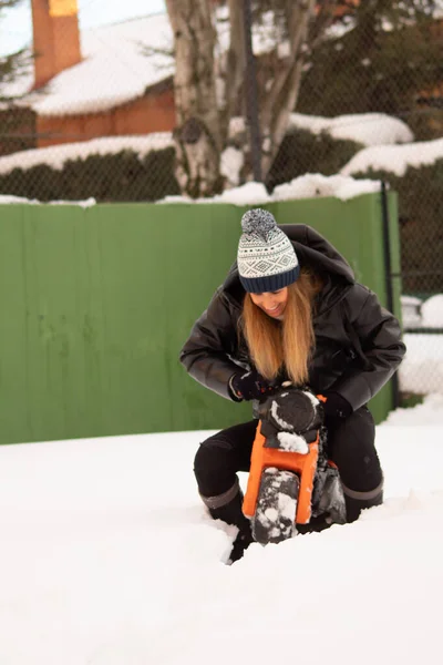 Plan Mise Point Peu Profond Une Jeune Femelle Bonnet Tricoté — Photo