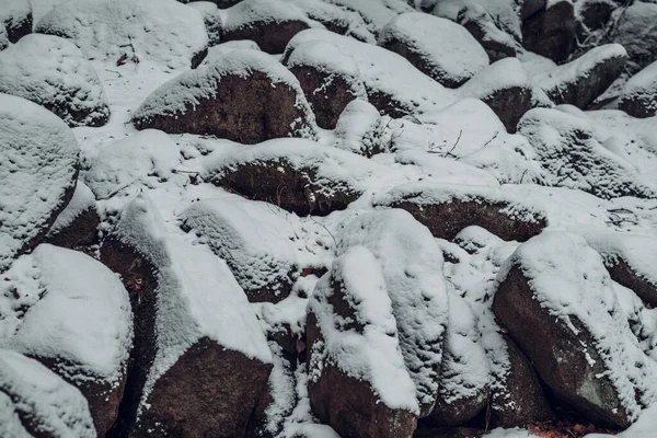 Piedras Una Sobre Otra Cubiertas Nieve Invierno —  Fotos de Stock