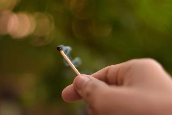 Ένα Κοντινό Πλάνο Ενός Χεριού Που Κρατάει Καμμένο Σπίρτο Καπνό — Φωτογραφία Αρχείου