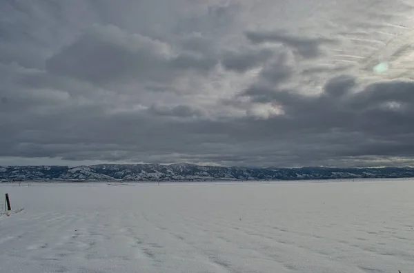 Gran Paisaje Cubierto Nieve Bajo Cielo Nublado — Foto de Stock