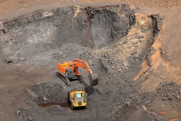 带机器的露天矿锰采矿业 — 图库照片