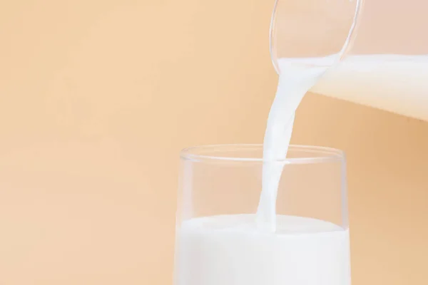 Eine Nahaufnahme Von Einem Krug Und Einem Glas Milch Vor — Stockfoto