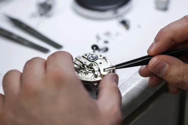 Zbliżenie Ujęcia Rzemieślnika Naprawiającego Koła Zębate Zegarze — Zdjęcie stockowe