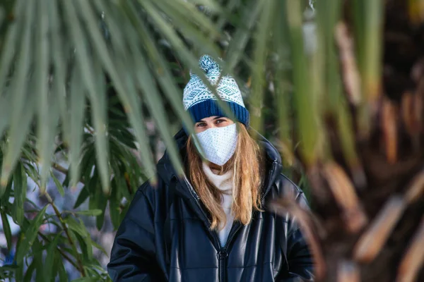 Ytlig Fokusbild Ung Hona Vit Ansiktsmask Omgiven Palmer — Stockfoto