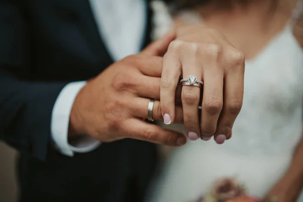 Schöne Aufnahme Der Hände Eines Brautpaares Mit Ihren Ringen Hochzeit — Stockfoto