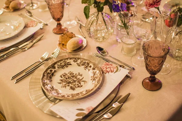 Una Toma Ángulo Alto Elegante Mesa Con Cubiertos Vidrio Placa — Foto de Stock