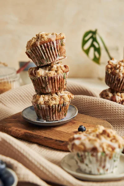 Vertikální Záběr Lahodných Veganských Borůvkových Muffinů Zdobeném Stole — Stock fotografie