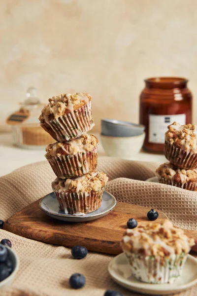 Vertikální Záběr Lahodných Veganských Borůvkových Muffinů Zdobeném Stole — Stock fotografie