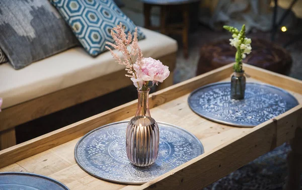 Närbild Eleganta Vaser Med Vackra Blommor Bordet Vardagsrummet Inredning Design — Stockfoto
