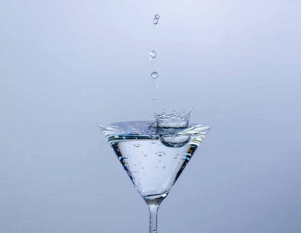 Eine Nahaufnahme Von Wassertropfen Die Ein Weinglas Fallen Isoliert Auf — Stockfoto