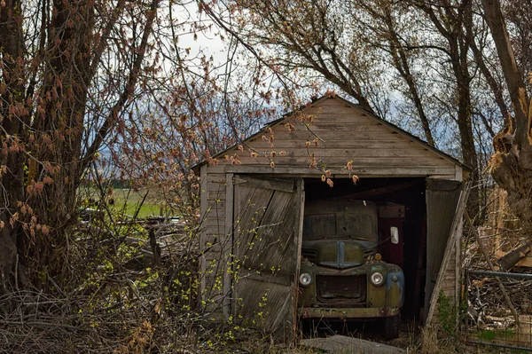 Eine Holzgarage Mit Einem Verlassenen Auto Umgeben Von Kahlen Bäumen — Stockfoto
